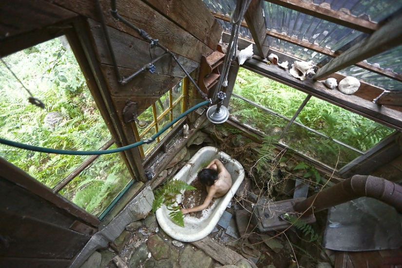 Una belleza terrible: fotógrafo transforma lugares abandonados en la oscuridad y fantasías eróticas