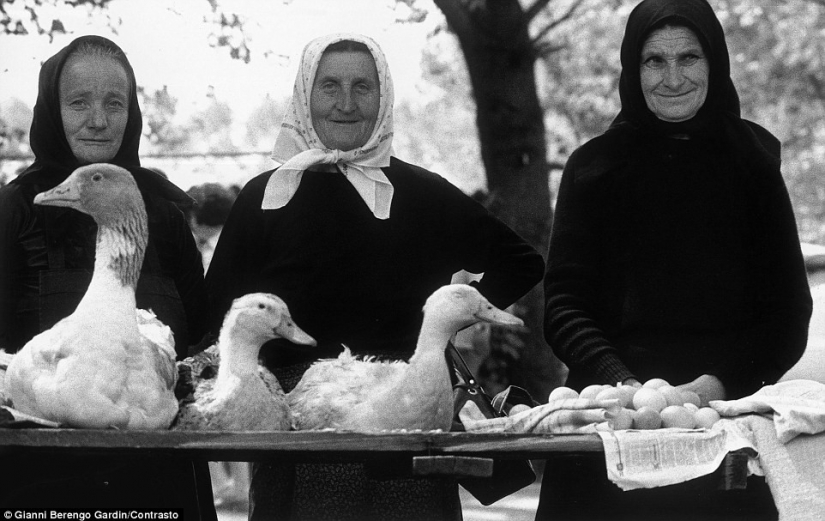 Una fuga de Italia en las imágenes de culto fotógrafo Gianni Berengo Gardena