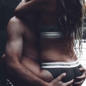 Una madre joven apareció en una caliente sesión de fotos para recuperar su confianza