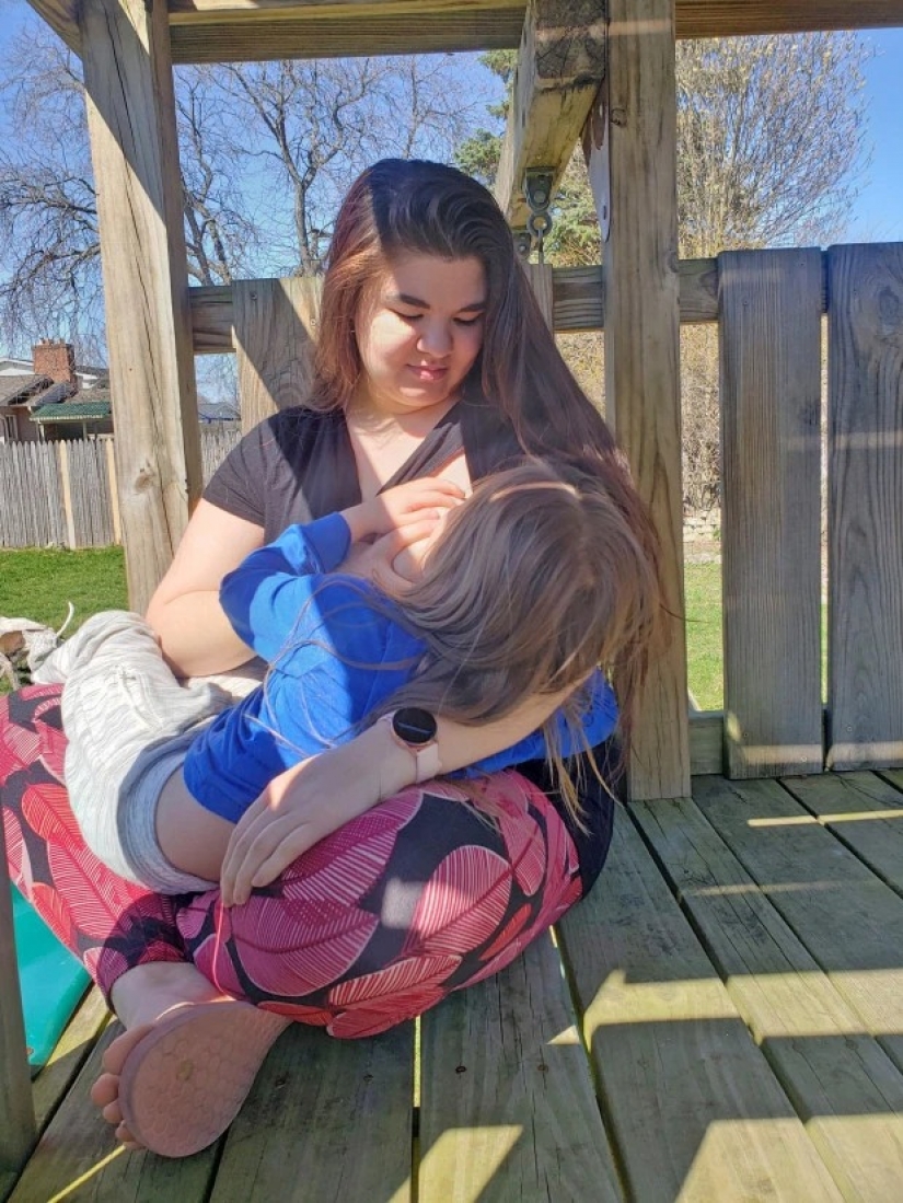 Una relación especial: una madre alimenta a su hijo de cinco años, tres veces al día