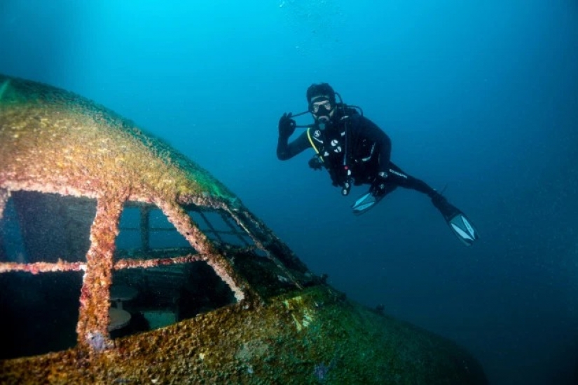 Under a plane wing about something sings the green sea in Bahrain opened underwater Park inside the "Boeing" Under a plane wing about something sings the green sea in Bahrain opened underwater Park inside the "Boeing"