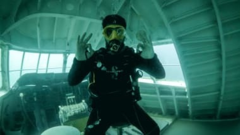 Under a plane wing about something sings the green sea in Bahrain opened underwater Park inside the "Boeing" Under a plane wing about something sings the green sea in Bahrain opened underwater Park inside the "Boeing"