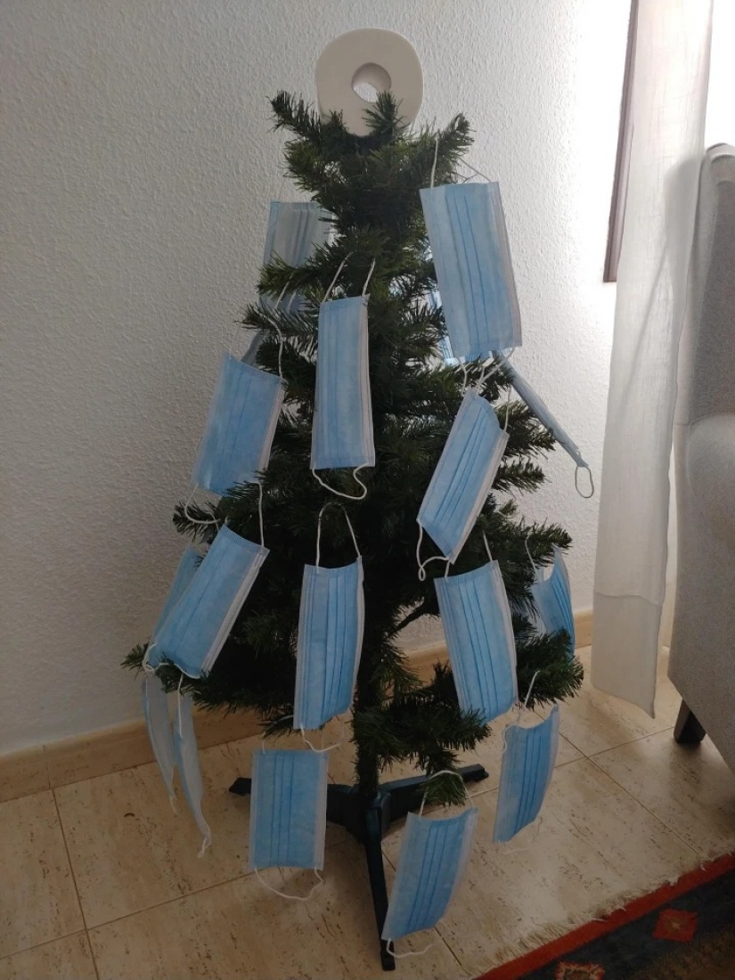 Uno, dos, tres! La corona, ¡fuera! El Británico decorar el árbol de Navidad en el estilo de Covid-19 y compartir las fotos en redes sociales