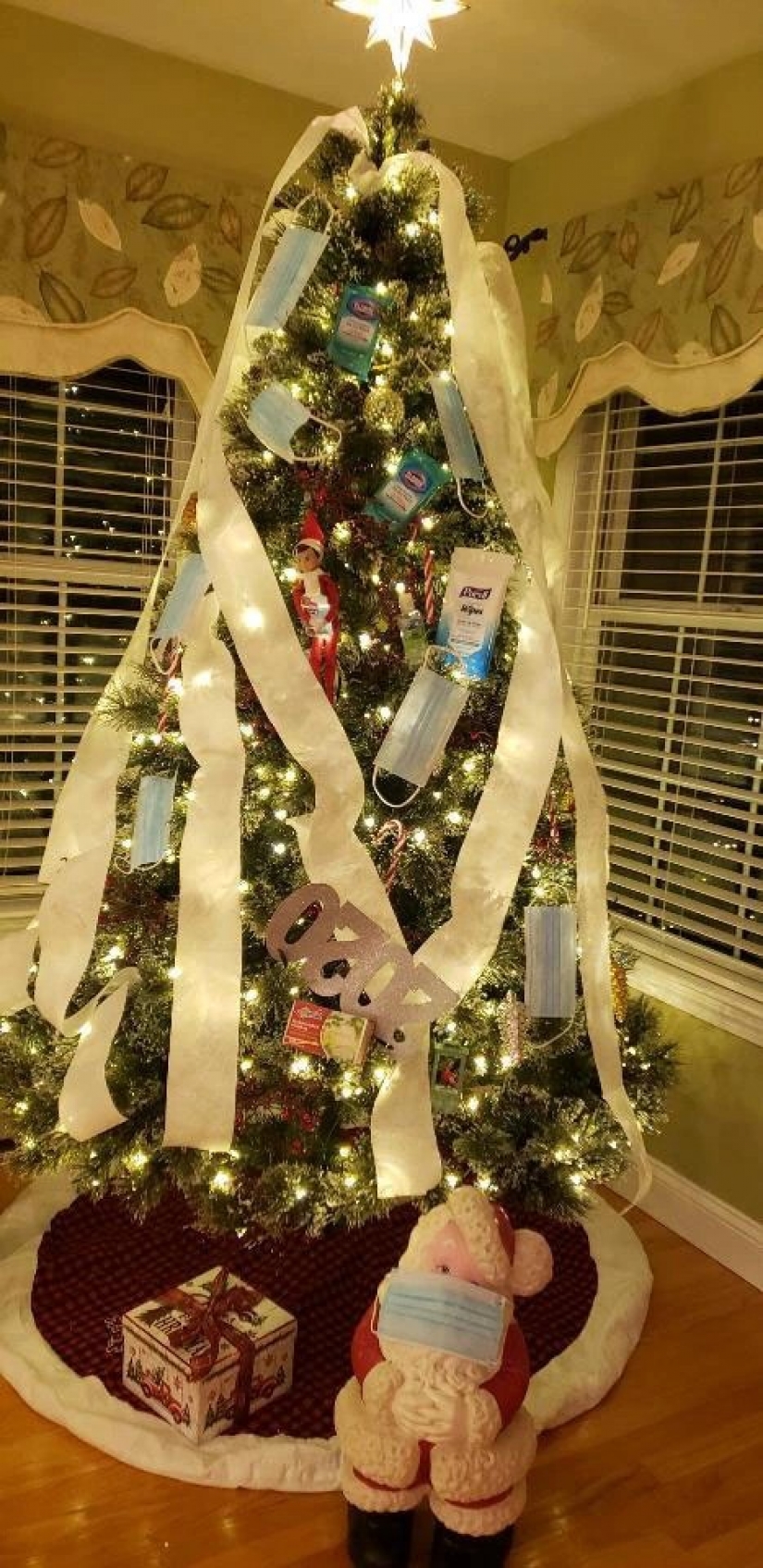 Uno, dos, tres! La corona, ¡fuera! El Británico decorar el árbol de Navidad en el estilo de Covid-19 y compartir las fotos en redes sociales