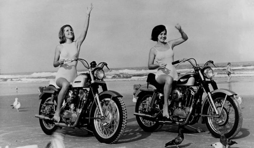 Vintage foto de chicas interesantes en las motocicletas