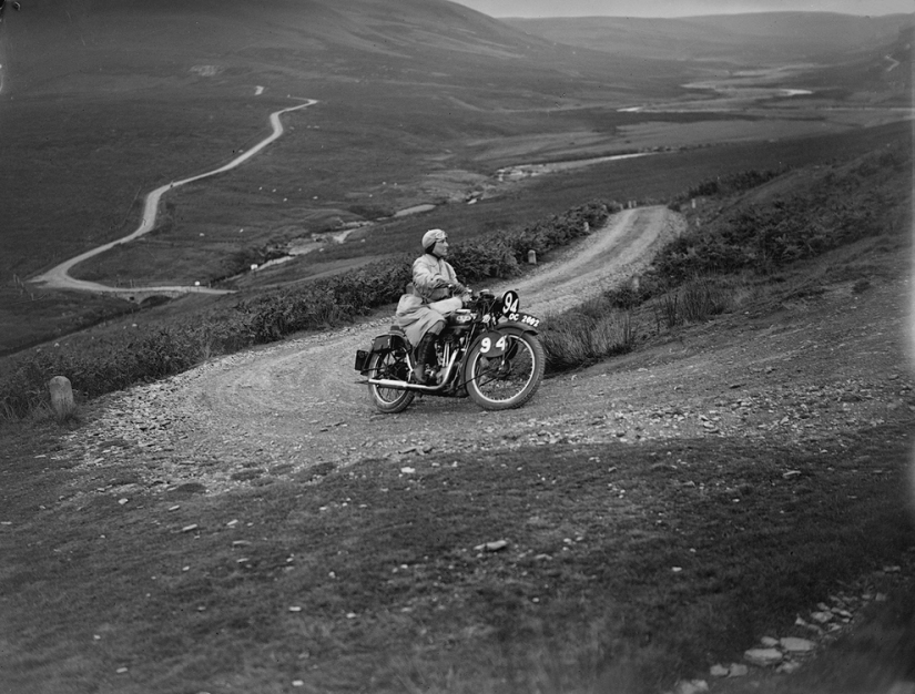 Vintage foto de chicas interesantes en las motocicletas