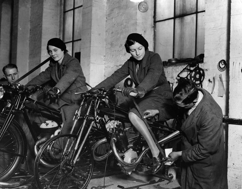 Vintage foto de chicas interesantes en las motocicletas