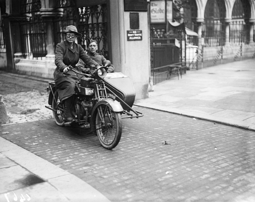 Vintage foto de chicas interesantes en las motocicletas