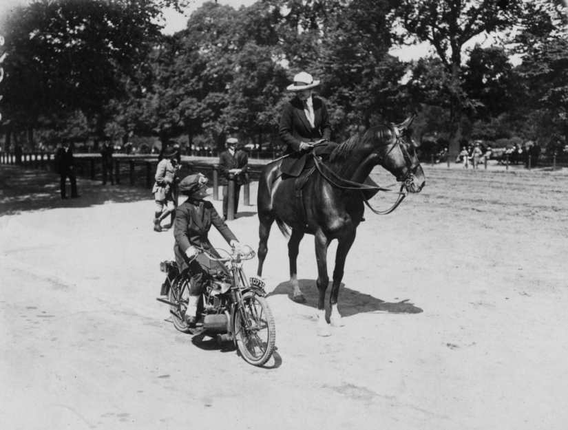 Vintage foto de chicas interesantes en las motocicletas