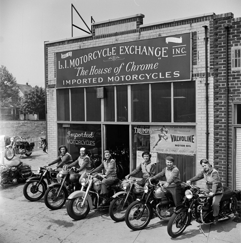 Vintage foto de chicas interesantes en las motocicletas