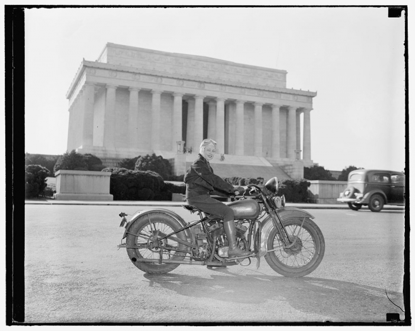 Vintage foto de chicas interesantes en las motocicletas