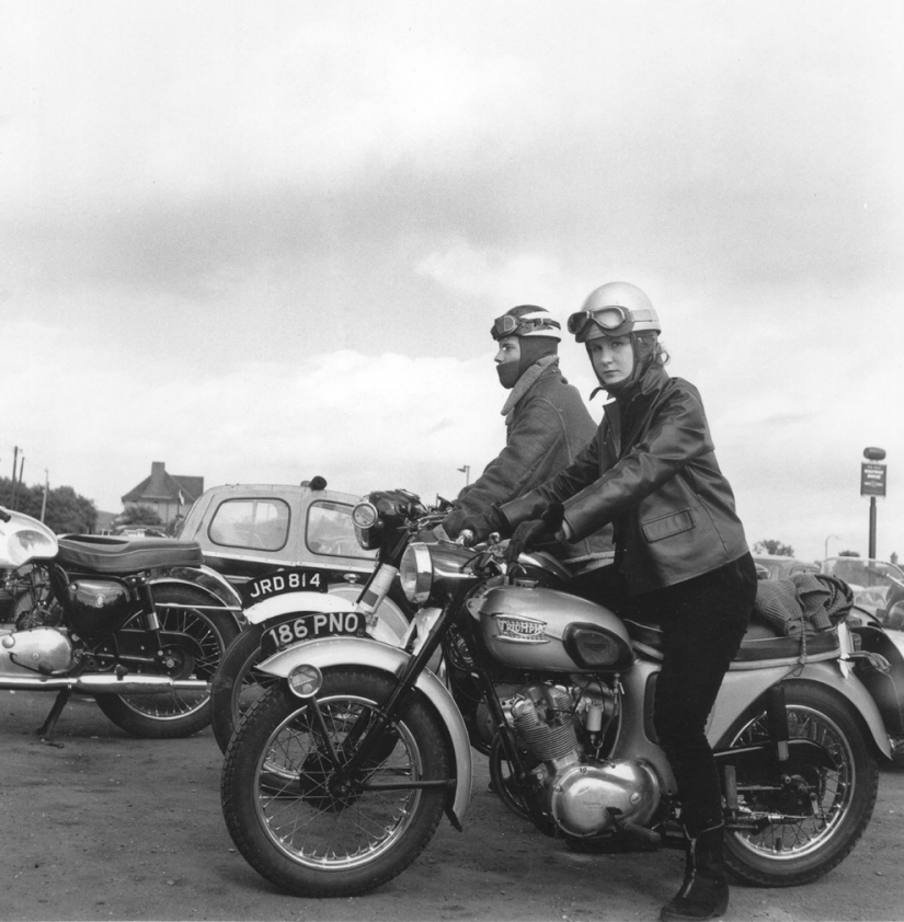 Vintage foto de chicas interesantes en las motocicletas