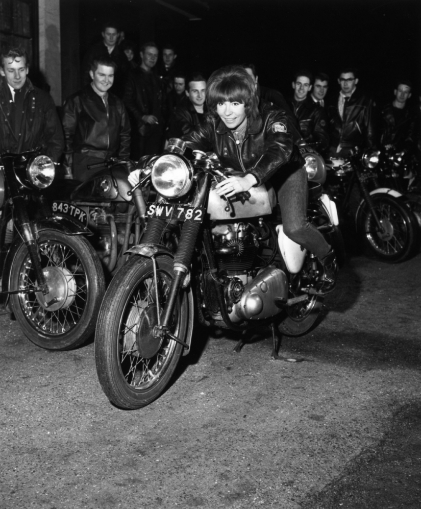 Vintage foto de chicas interesantes en las motocicletas