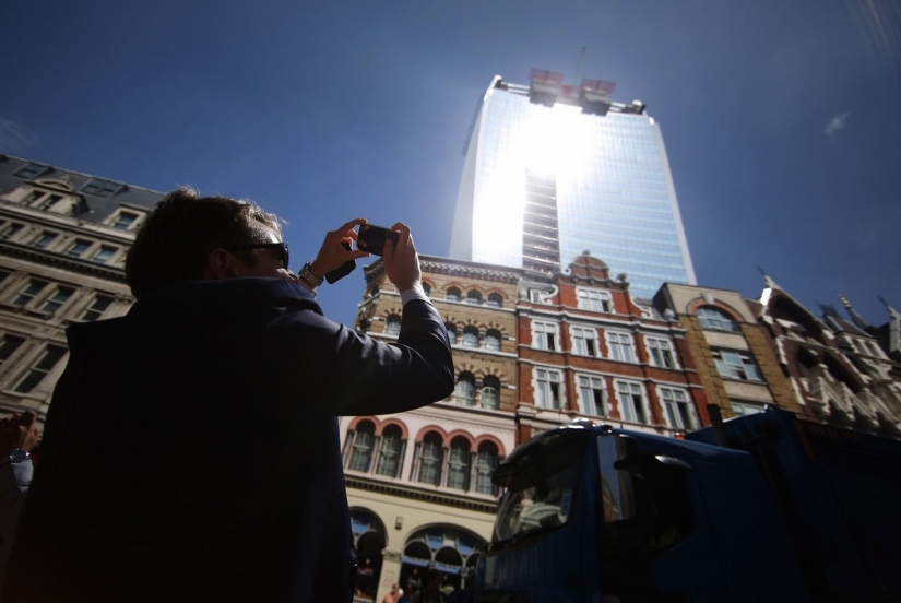 Walkie Talkie for Darth Vader: curved skyscraper in London fries is not worse than the Death Star