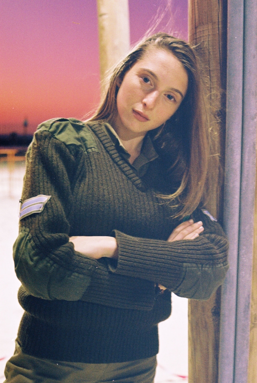 What do the girls of the Israeli army when it is not necessary to protect anyone