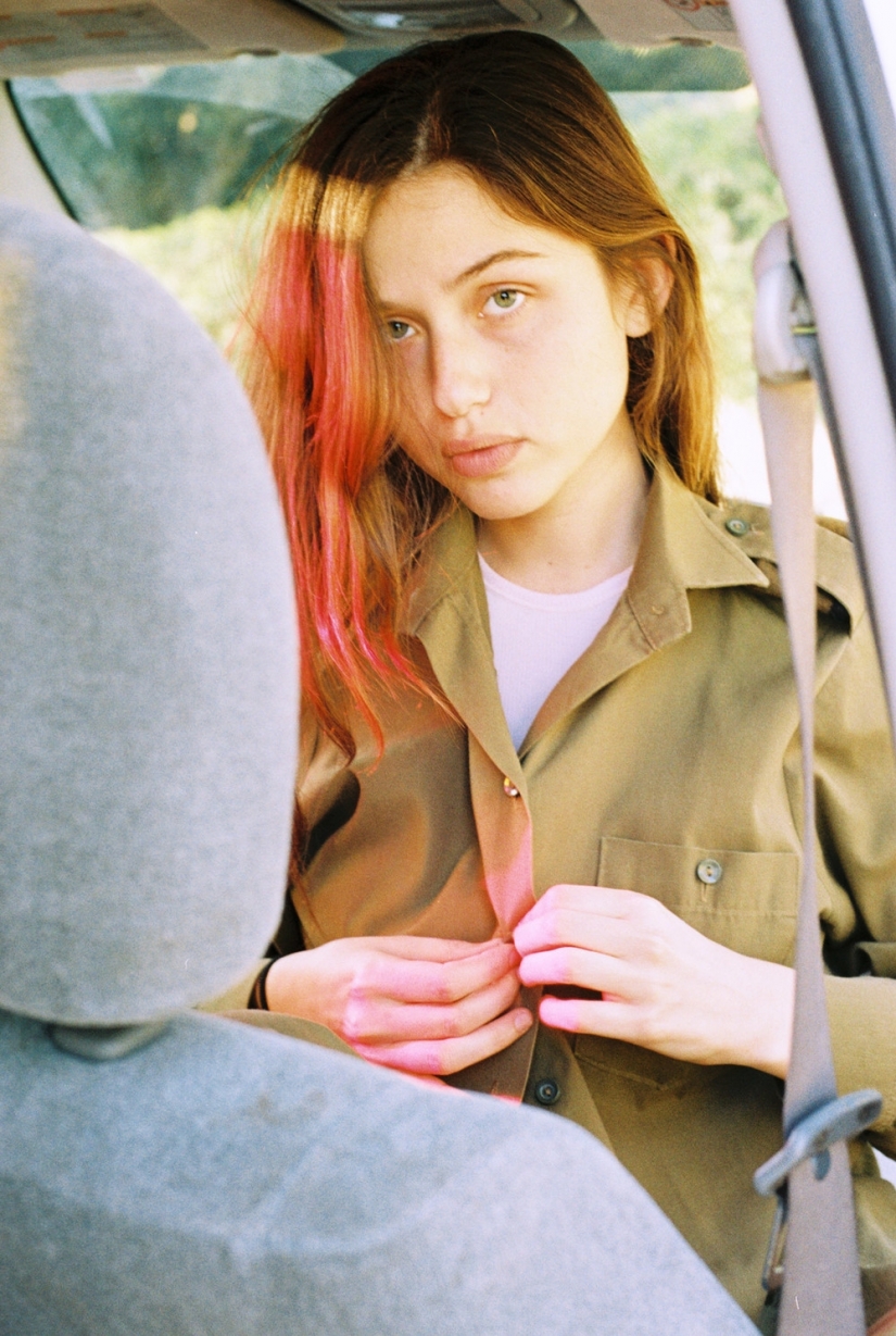 What do the girls of the Israeli army when it is not necessary to protect anyone