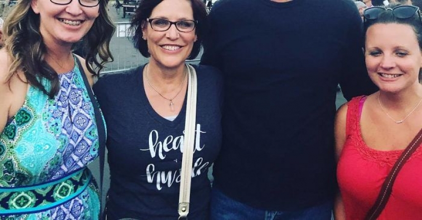 When asked a stranger to take your picture and greatly regretted it When asked a stranger to take your picture and greatly regretted it