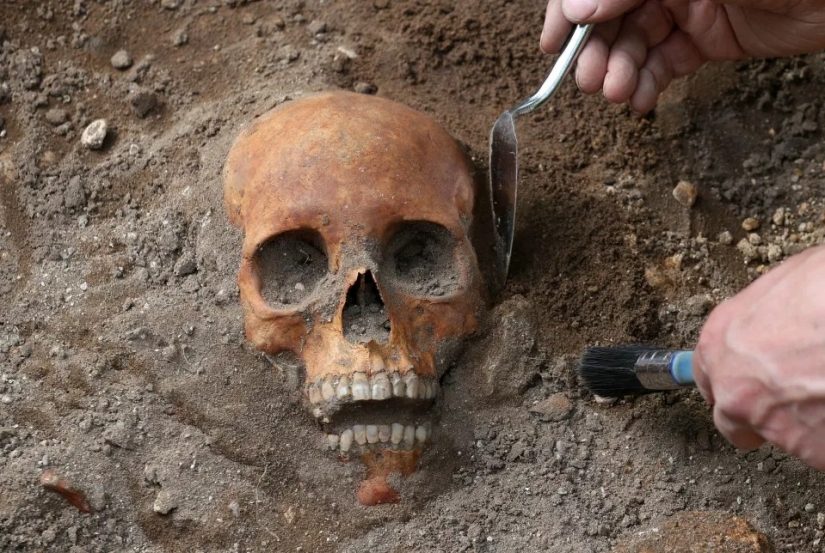 When you extend a tram line in Edinburgh has discovered a 700-year-old human skeletons