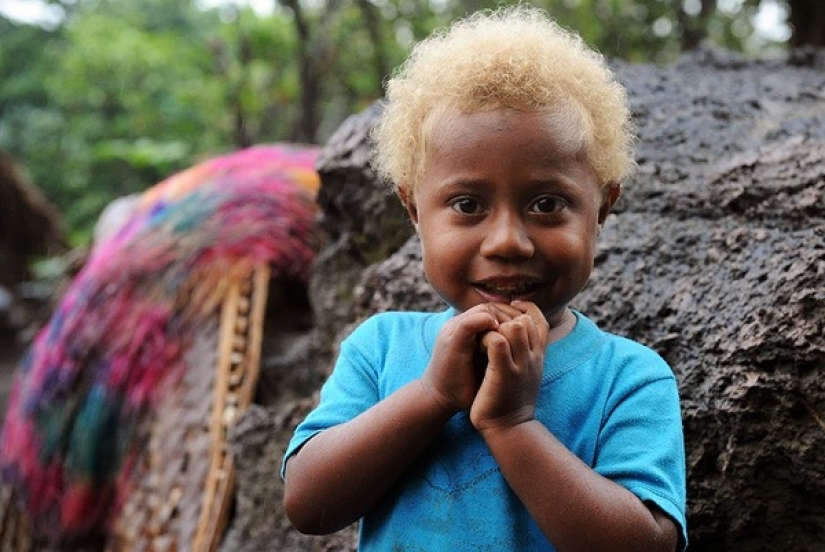 Where in Melanesia come from dark-skinned people with blond hair