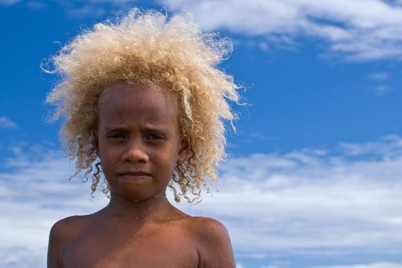 Where in Melanesia come from dark-skinned people with blond hair