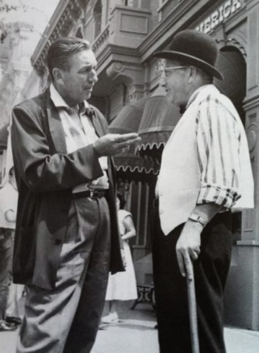 Why Walt Disney in all his photos shows two fingers