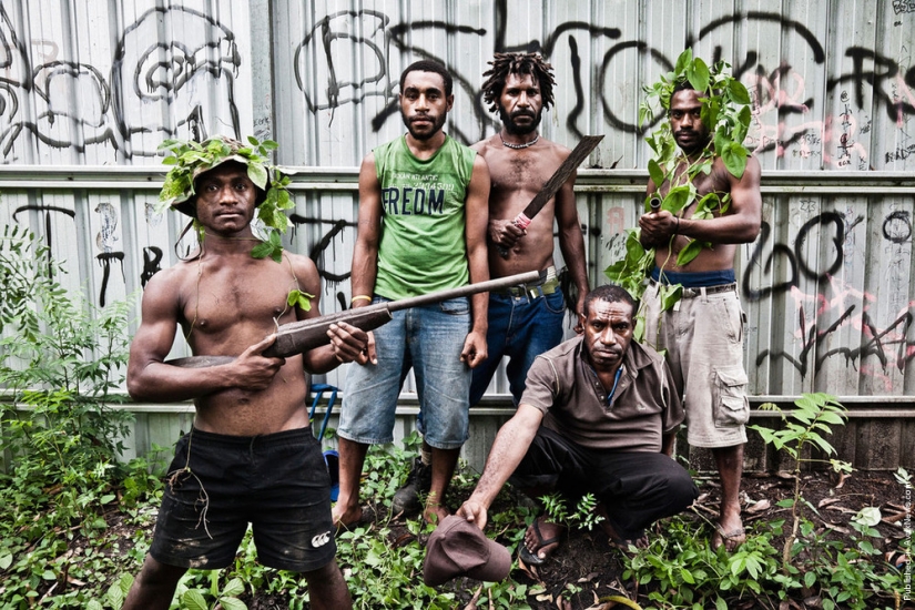 Wild customs: the everyday life of the youth of the gangs of Papua New Guinea Wild customs: the everyday life of the youth of the gangs of Papua New Guinea
