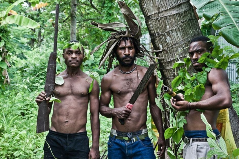Wild customs: the everyday life of the youth of the gangs of Papua New Guinea Wild customs: the everyday life of the youth of the gangs of Papua New Guinea