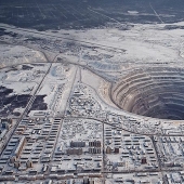 10 el hombre de los agujeros negros en el cuerpo de la Tierra