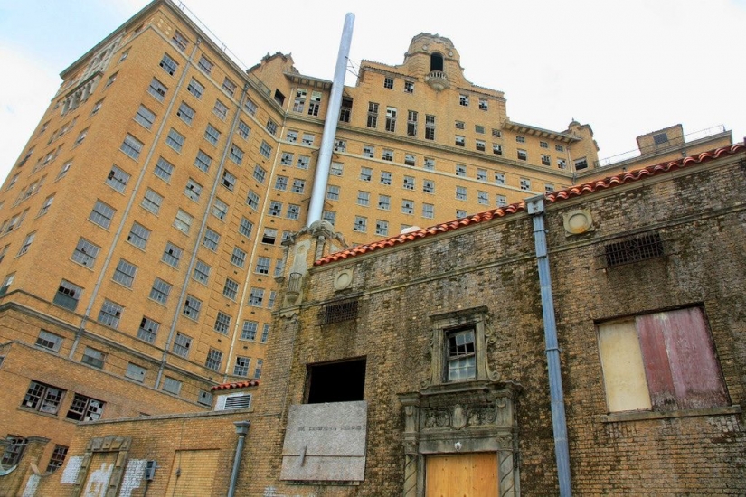 10 rascacielos abandonados y torres del mundo para los amantes de los deportes extremos