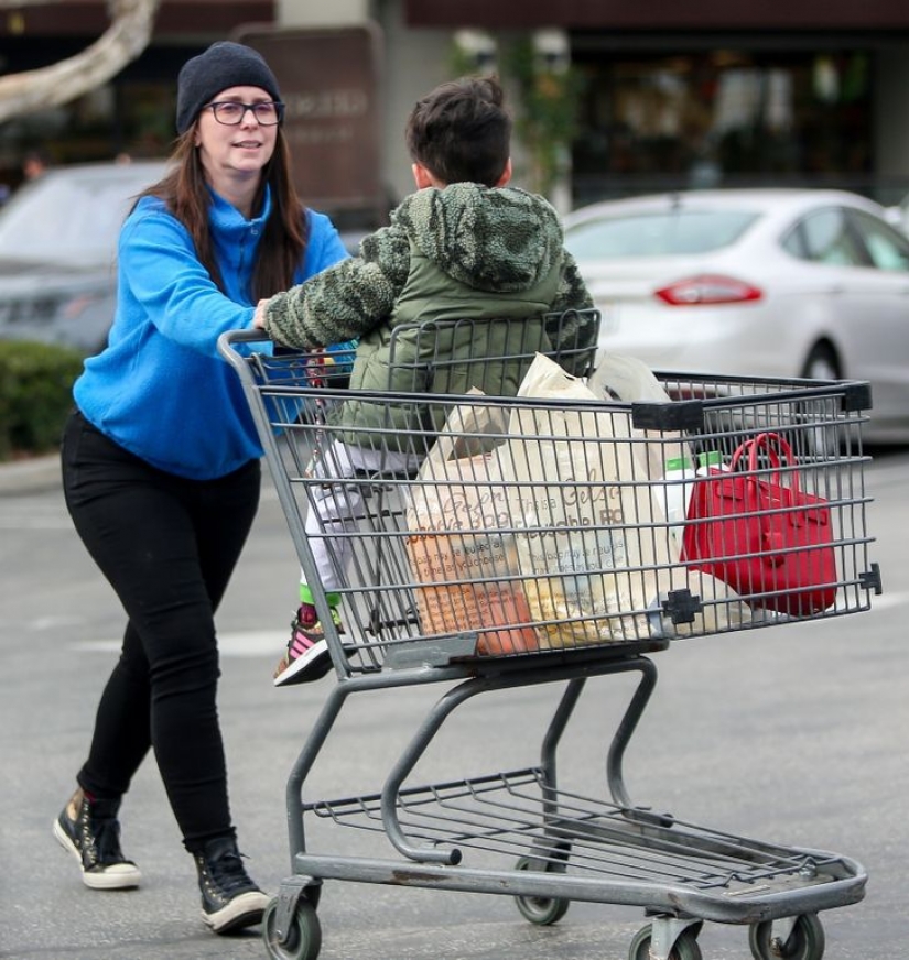 11 celebs who chose not to hire a nanny and instead take care of their kids themselves