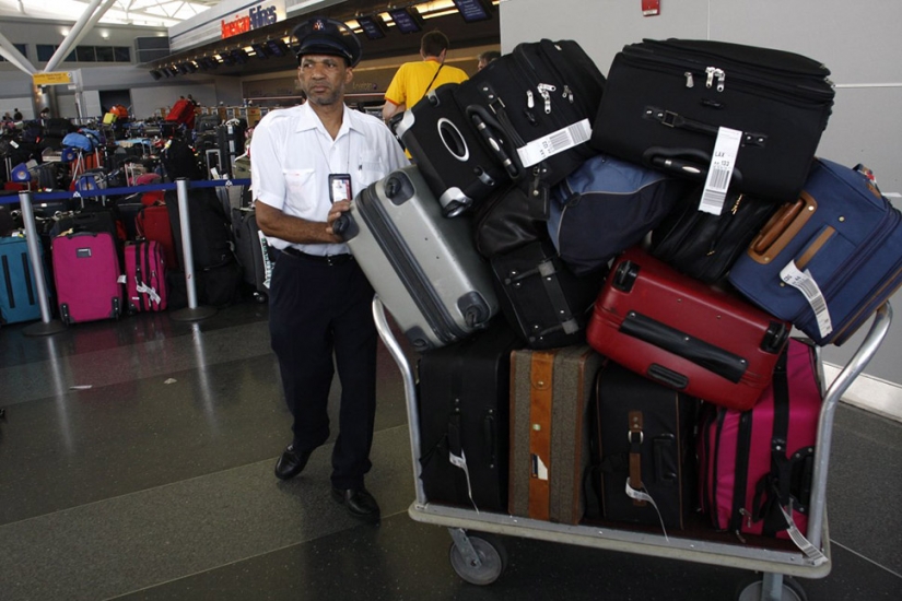14 life hacks from airport employees that will make your next flight easier