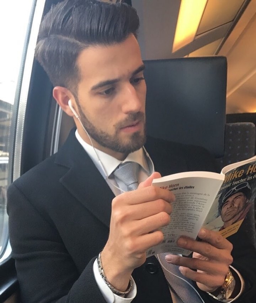 15 chicos calientes con libros, o lo que es "amor a primera vista"