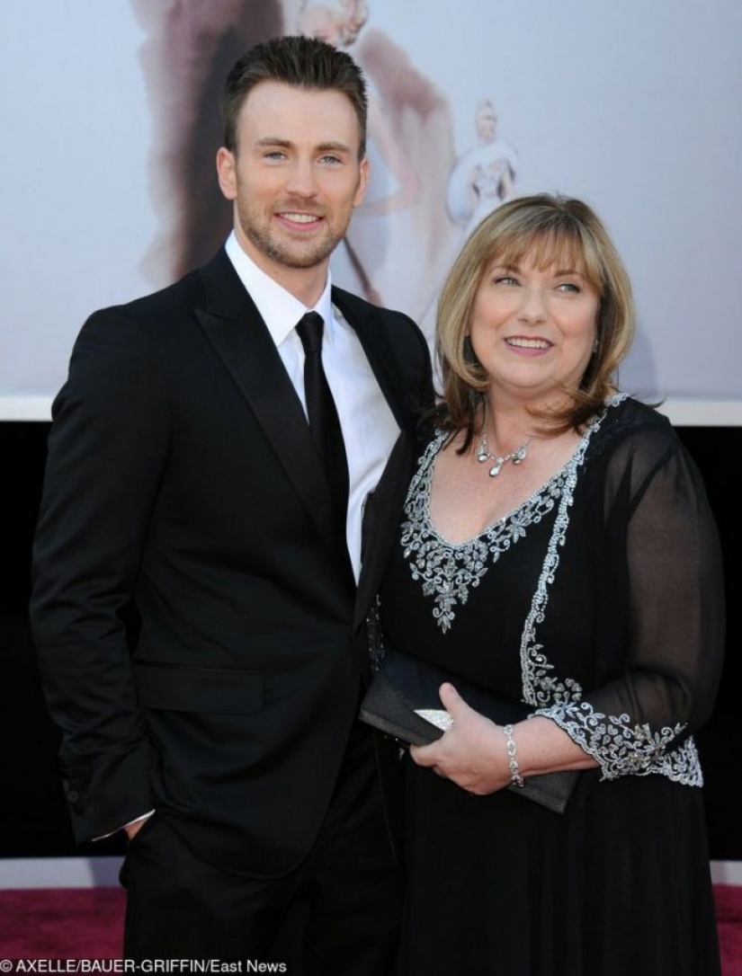 15 famous people who, despite their success, continue to show their mothers how much they love them 15 famous people who, despite their success, continue to show their mothers how much they love them