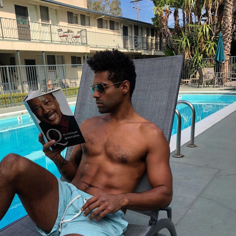 15 hot guys with books, or What is "love at first sight"