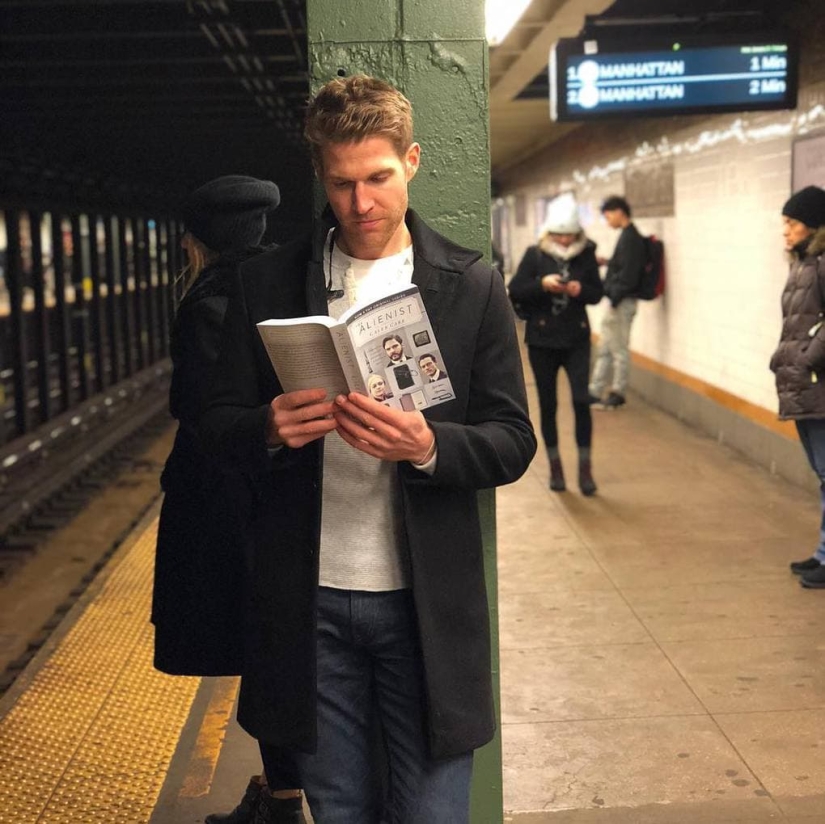 15 hot guys with books, or What is "love at first sight"