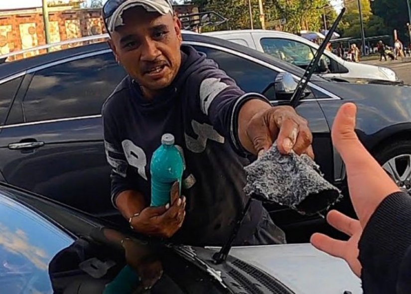 18 are the most frequently used tourist scams, which work until now, because they are known to little people