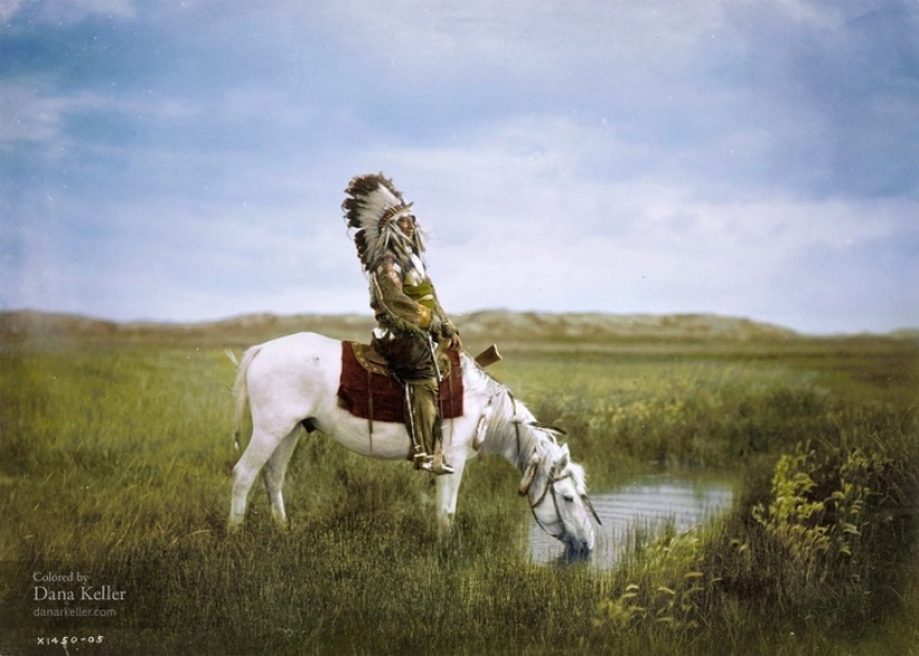 19 colored historical photographs