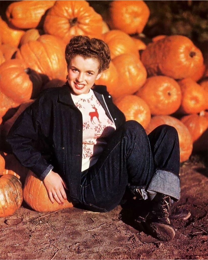 19-year-old Marilyn Monroe and pumpkins