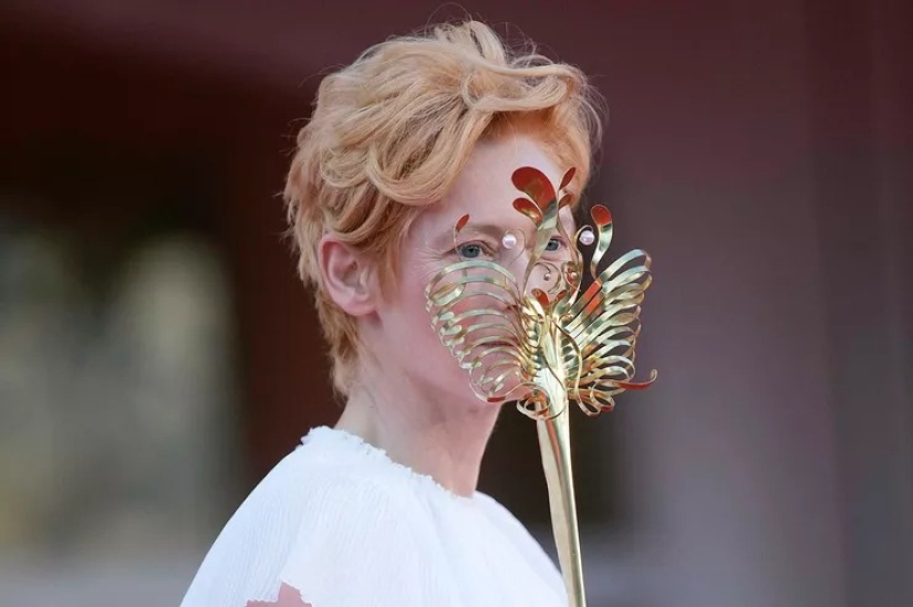 20 celebridades que usan una máscara protectora en la barbilla