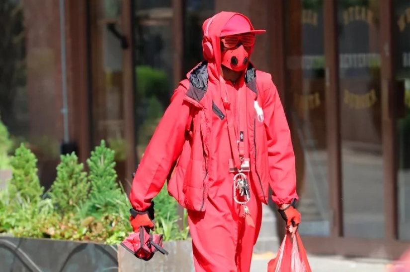 20 celebridades que usan una máscara protectora en la barbilla