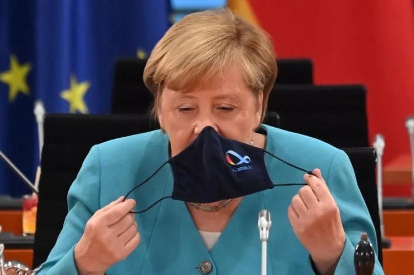 20 celebridades que usan una máscara protectora en la barbilla