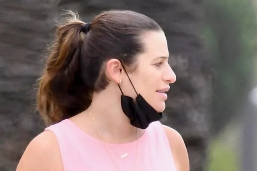 20 celebridades que usan una máscara protectora en la barbilla