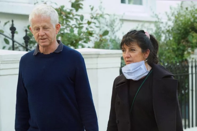 20 celebridades que usan una máscara protectora en la barbilla