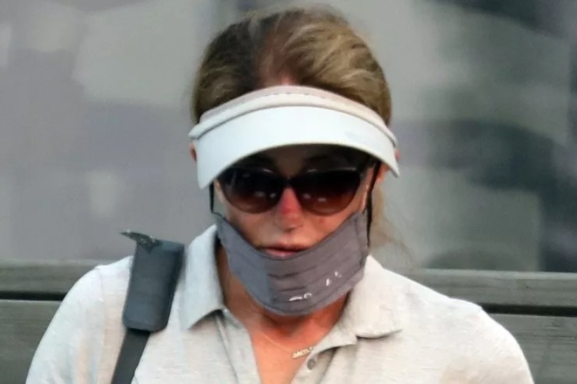 20 celebridades que usan una máscara protectora en la barbilla