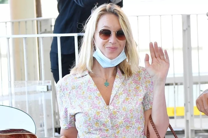 20 celebridades que usan una máscara protectora en la barbilla