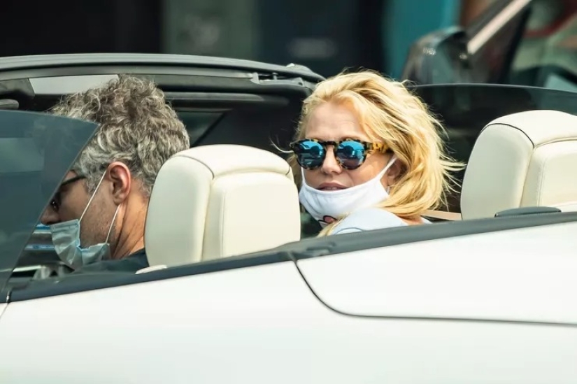 20 celebrities who wear a protective mask on their chin