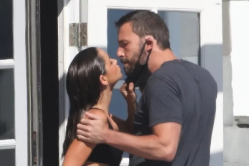 20 celebrities who wear a protective mask on their chin