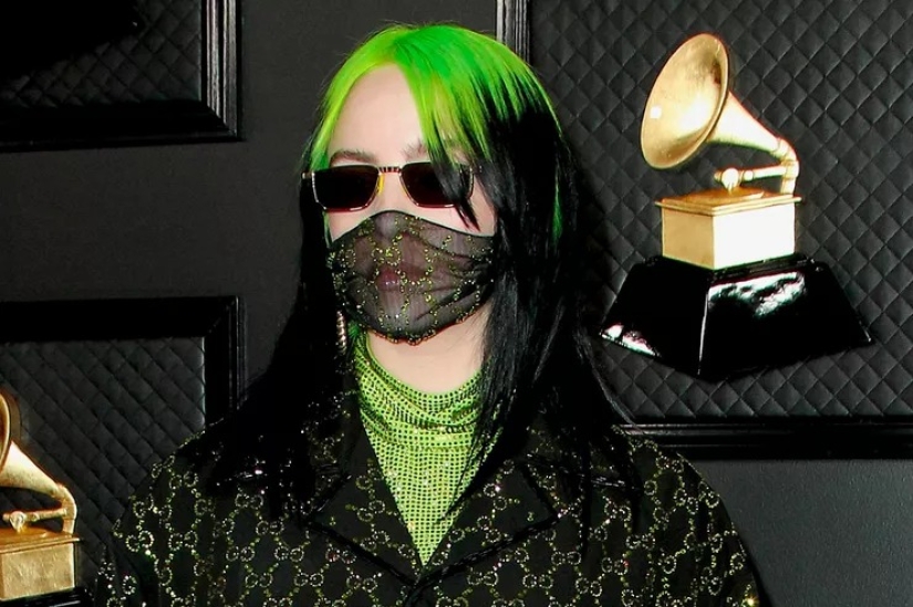 20 celebrities who wear a protective mask on their chin