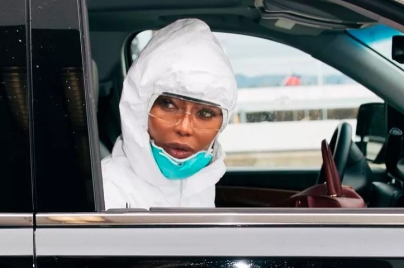 20 celebrities who wear a protective mask on their chin