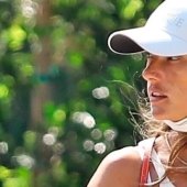 20 celebrities who wear a protective mask on their chin